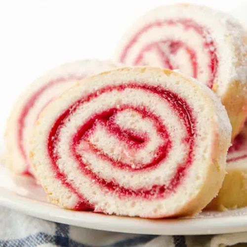 Jam Roll Pinn & Staw (لفائف مربى الأناناس والسترو)